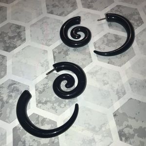 black spiral fake stretched-ear earrings